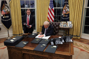 US President Donald Trump signed an executive order and pardoned the defendants on January 6 in the Oval Office of the White House on Inauguration Day in Washington, USA.