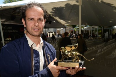 German artist Tino Sehgal poses for a photo with Golden Lion award for the best artist in Venice, Italy, 31 May 2013. The 55th international contemporary art exhibition, La Biennale di Venezia 2013, will be opened on 01 June. Photo: Felix Hoerhager | usage worldwide   (Photo by Felix Hörhager/picture alliance via Getty Images)