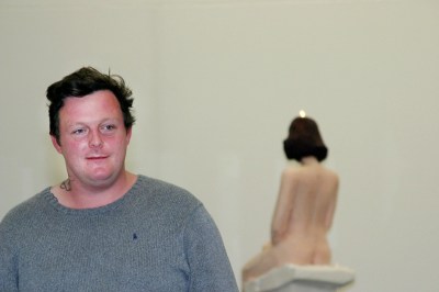 (GERMANY OUT) Urs Fischer, Bildender Künstler, Schweiz - mit einer Skulptur im Hamburger Bahnhof in Berlin (Photo by Ilona Studre/ullstein bild via Getty Images)