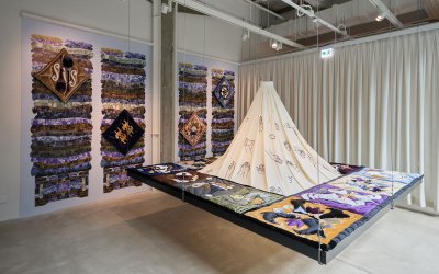 Installation for ceiling hangings made of various textiles. Hang on the wall behind four textiles.