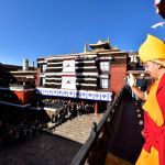 The 11th Panchen Lama Bainqen Erdini Qoigyijabu waved the Tashilhunpo monastery to believers and tourists, a traditional seat in Panchen Lama Seleage, in 2023, located in Shigatse, Shigatse, China Tibet Autonomous Region.