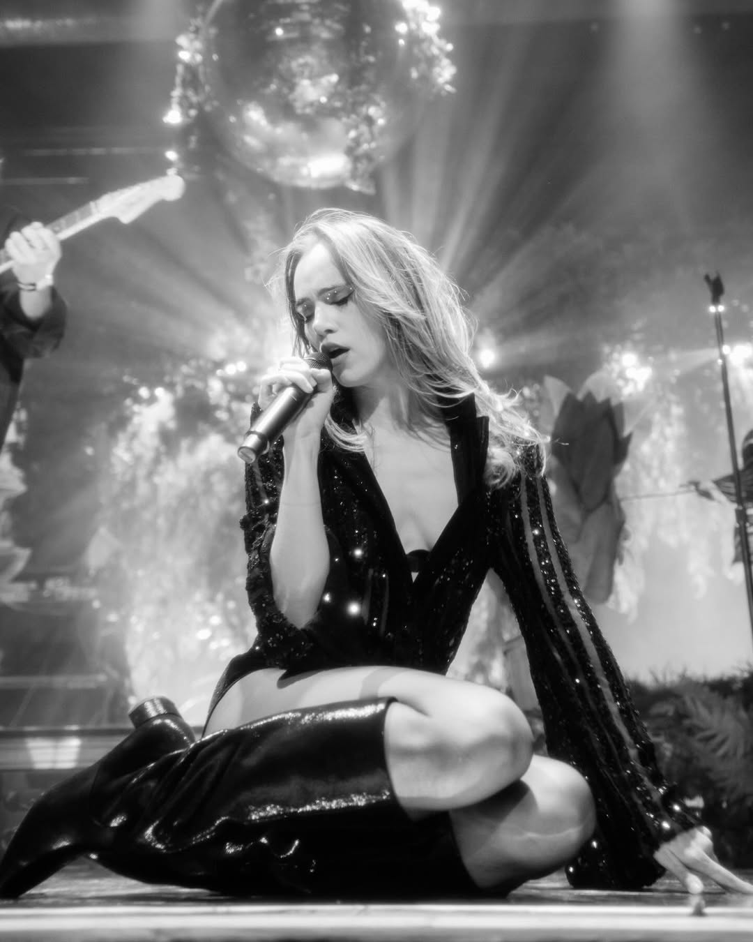 Images may contain body parts and fingers of the crowd of Suki Waterhouse stage performers solo adult concerts