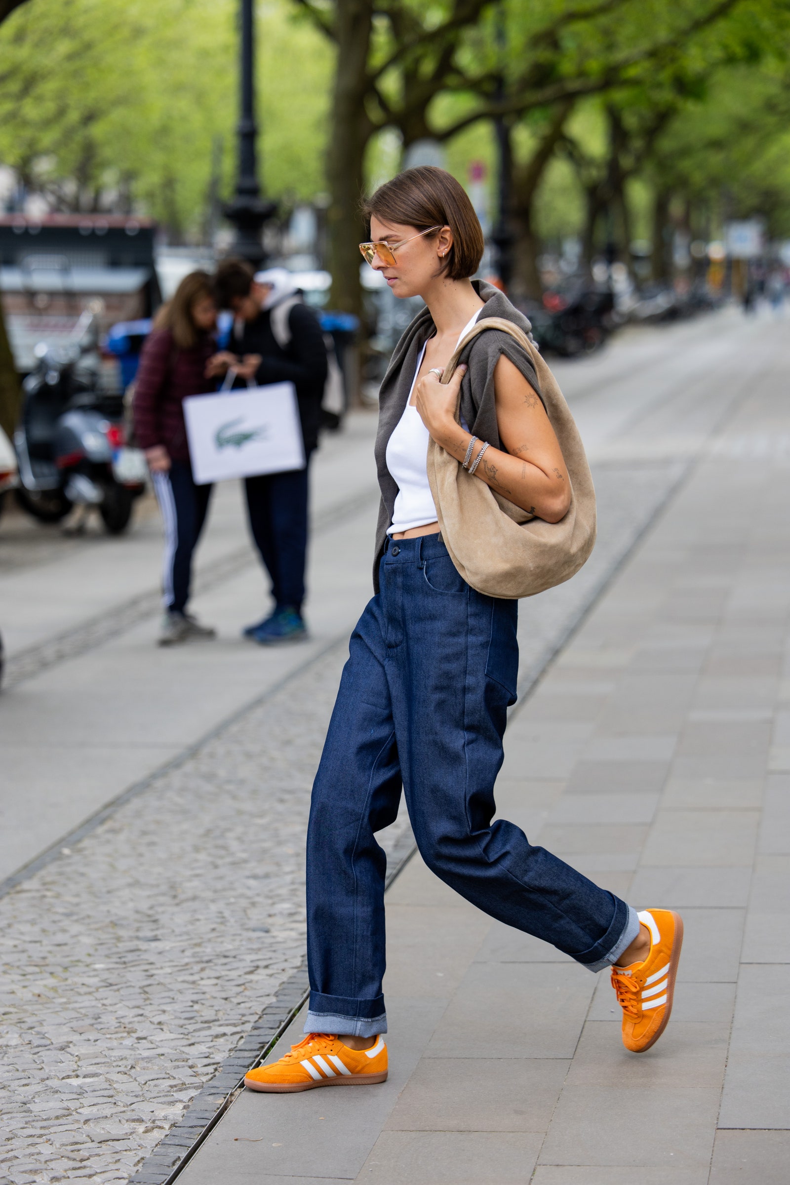 Mujer Con Bolsa Boho y Yeans con tenis