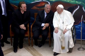 Bono, José Mariia del Corral and Pope Francis participated in the festival launch of the Scholas Iccontrenentes International Campaign, held on May 19, 2022 at the Pontifical University of Vatican City.