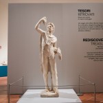 Mable statue at the entrance "Rediscovered treasure"In a new exhibition at the National Archaeological Museum, there are 600 Italian artifacts that were previously missing from Italian artifacts and seized by police departments, with the aim of preserving Italian cultural heritage in predators and trafficking in antiquities.