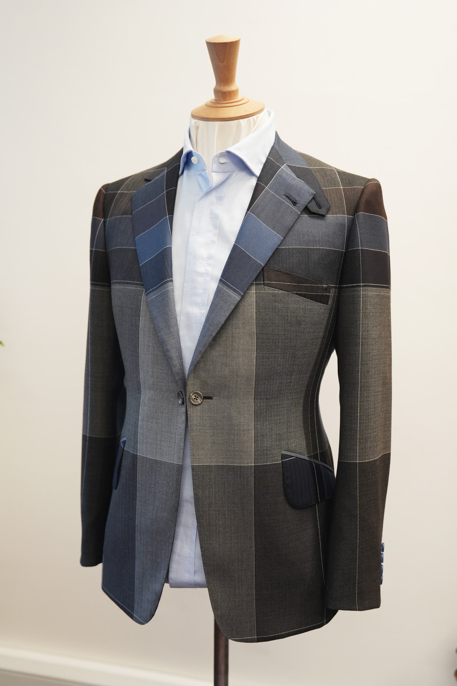Images may contain blazer formal wear and suits