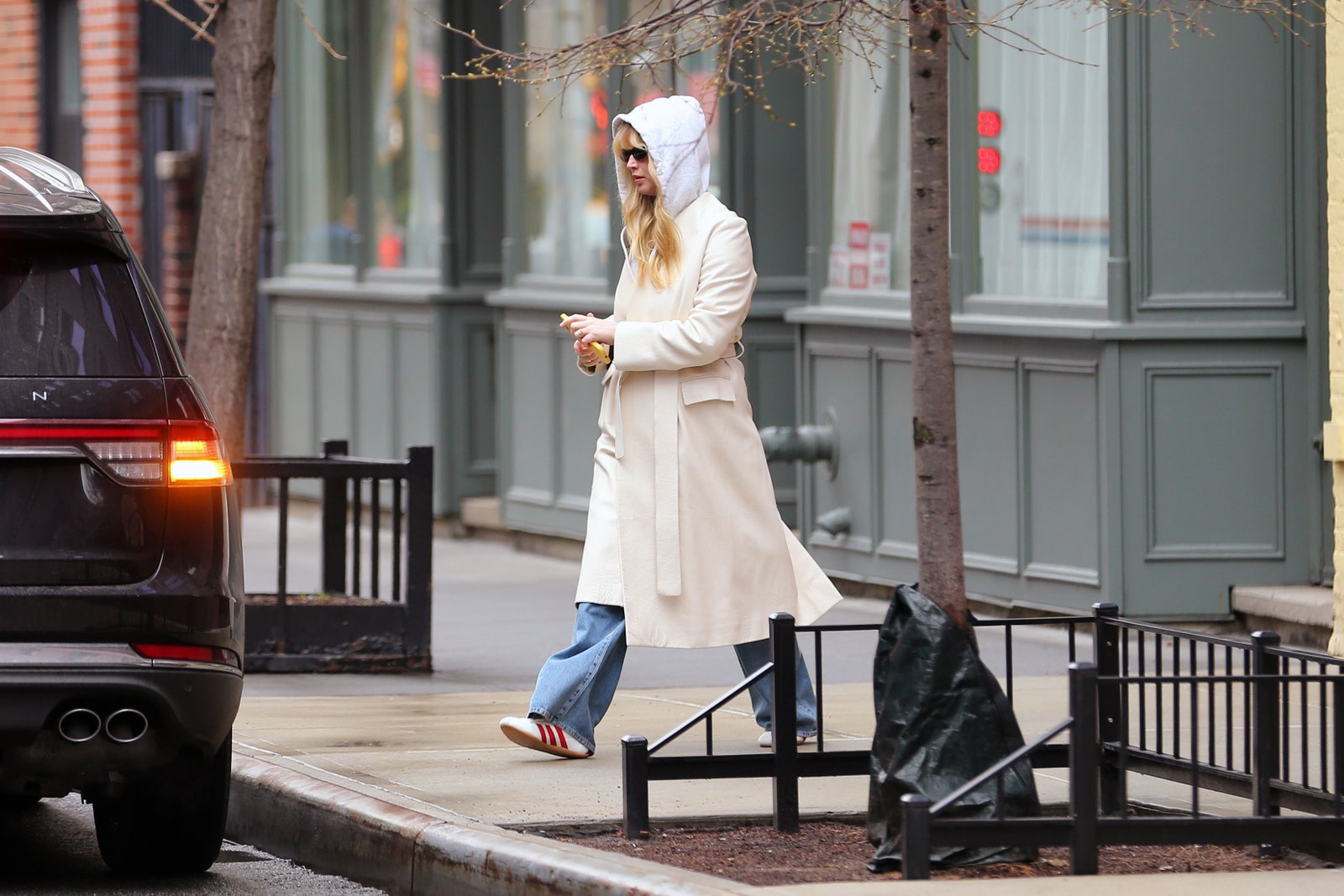 Jennifer Lawrence was spotted wearing a white coat hoodie, New York City jeans Jennifer Lawrenceref Blus8259808 ...