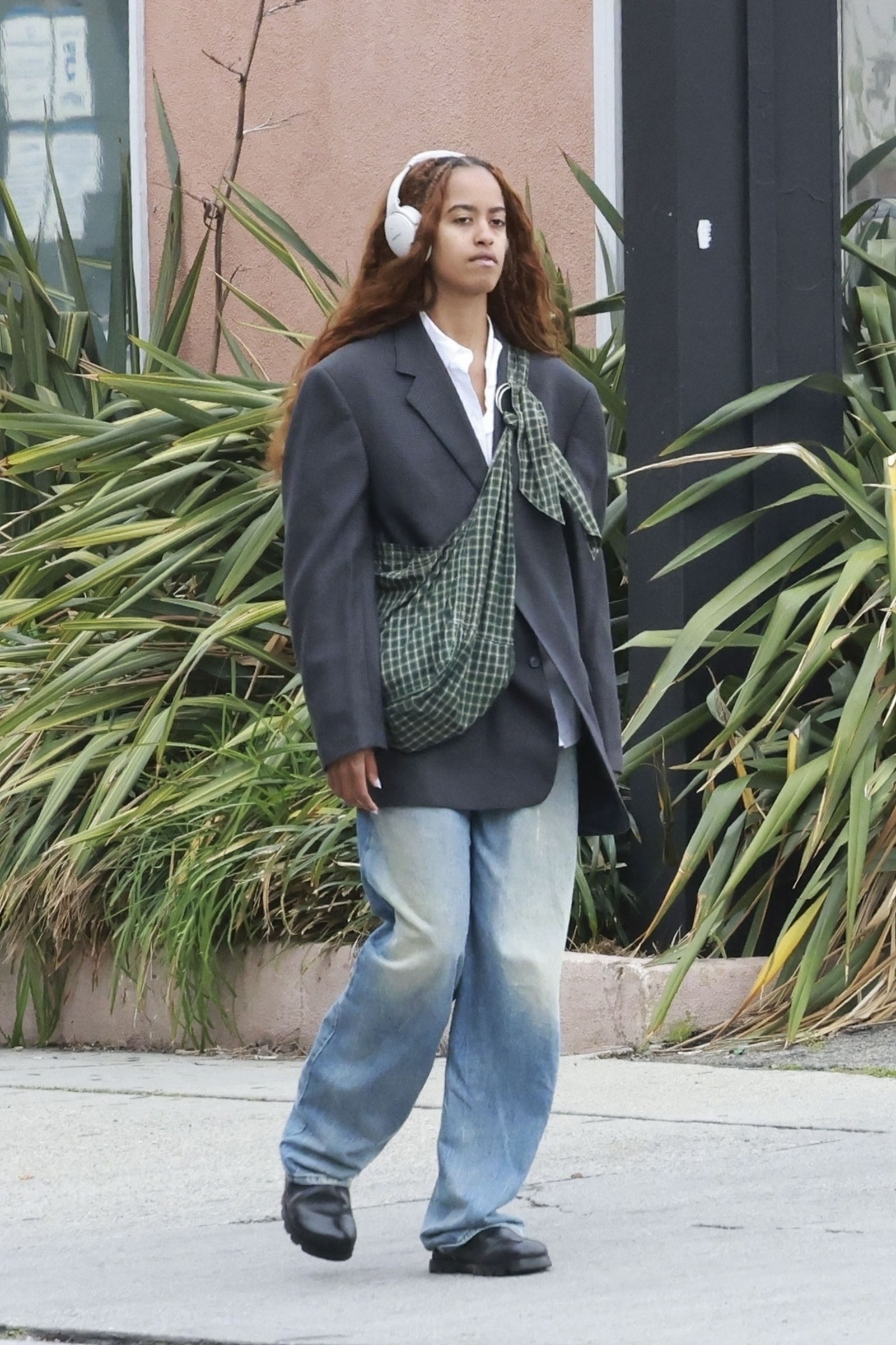 Los Angeles CA Exclusive Network Must Ask Pricing Malia Ann Obama Go out for lunch in a stylish, relaxing and stylish lunch...