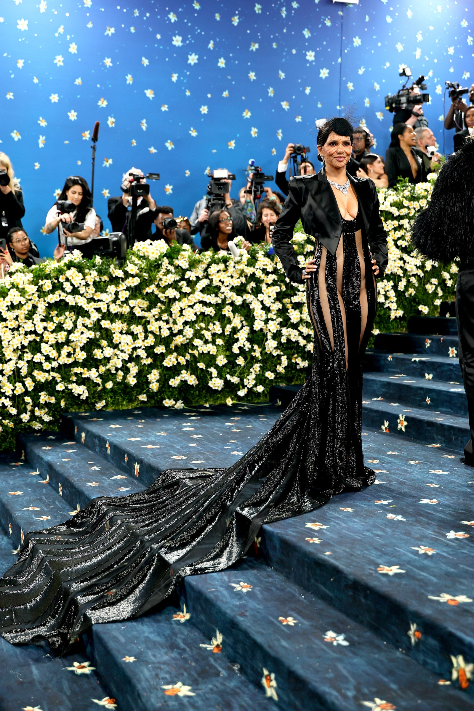 New York City May 5 Halle Berry attends the 2025 Metropolitan Celebration to celebrate the super elf tailoring black style.