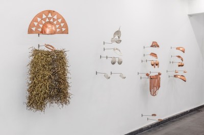 Some artworks of clothing similar to armored parts are made of copper.