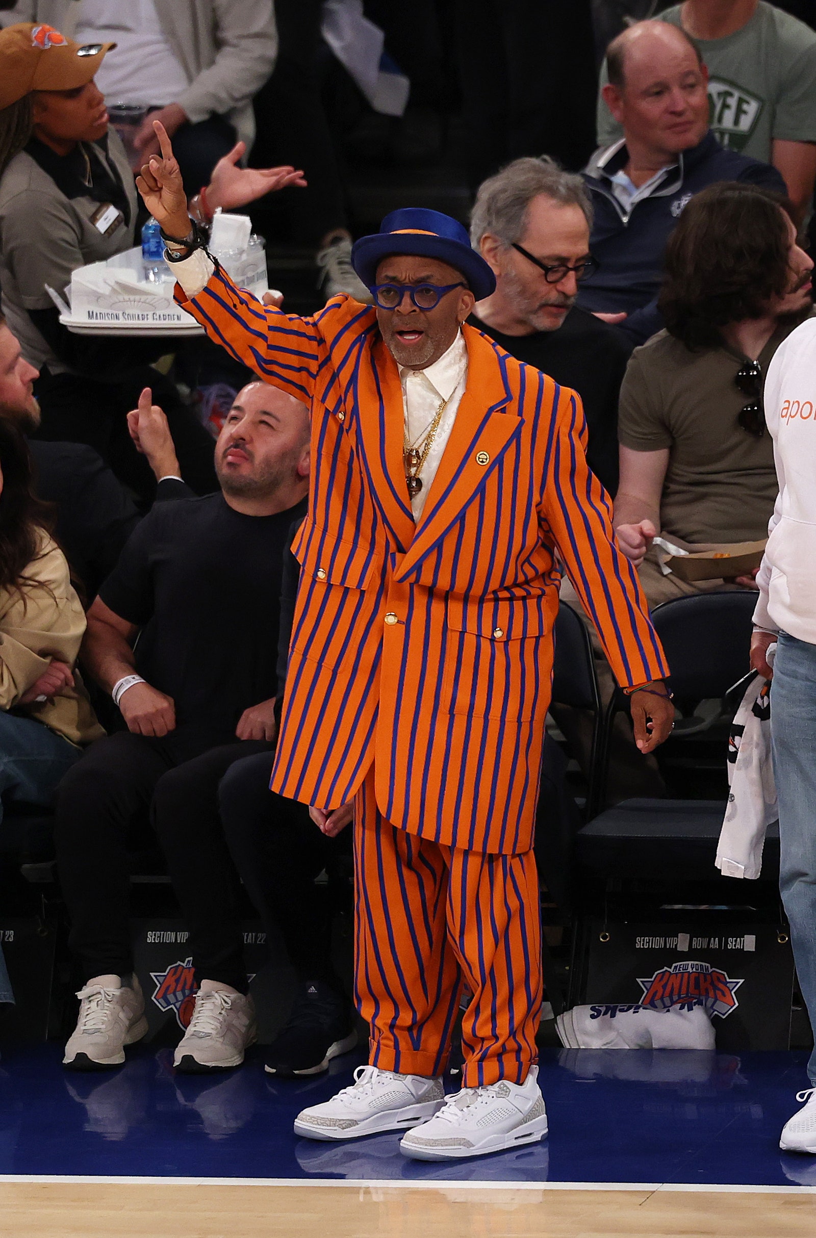 Filmmaker Spike Lee cheered the New York Knicks in Game 5 of the first quarter against the Indiana Pacers.