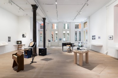 A gallery with piano and glass.