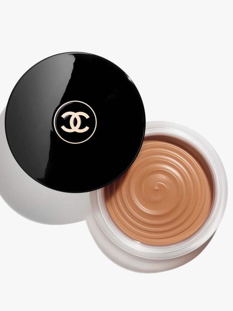 Images may contain: cosmetics and facial makeup