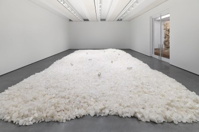 A device consisting of crystals covering the floor. It is lined with silver objects.