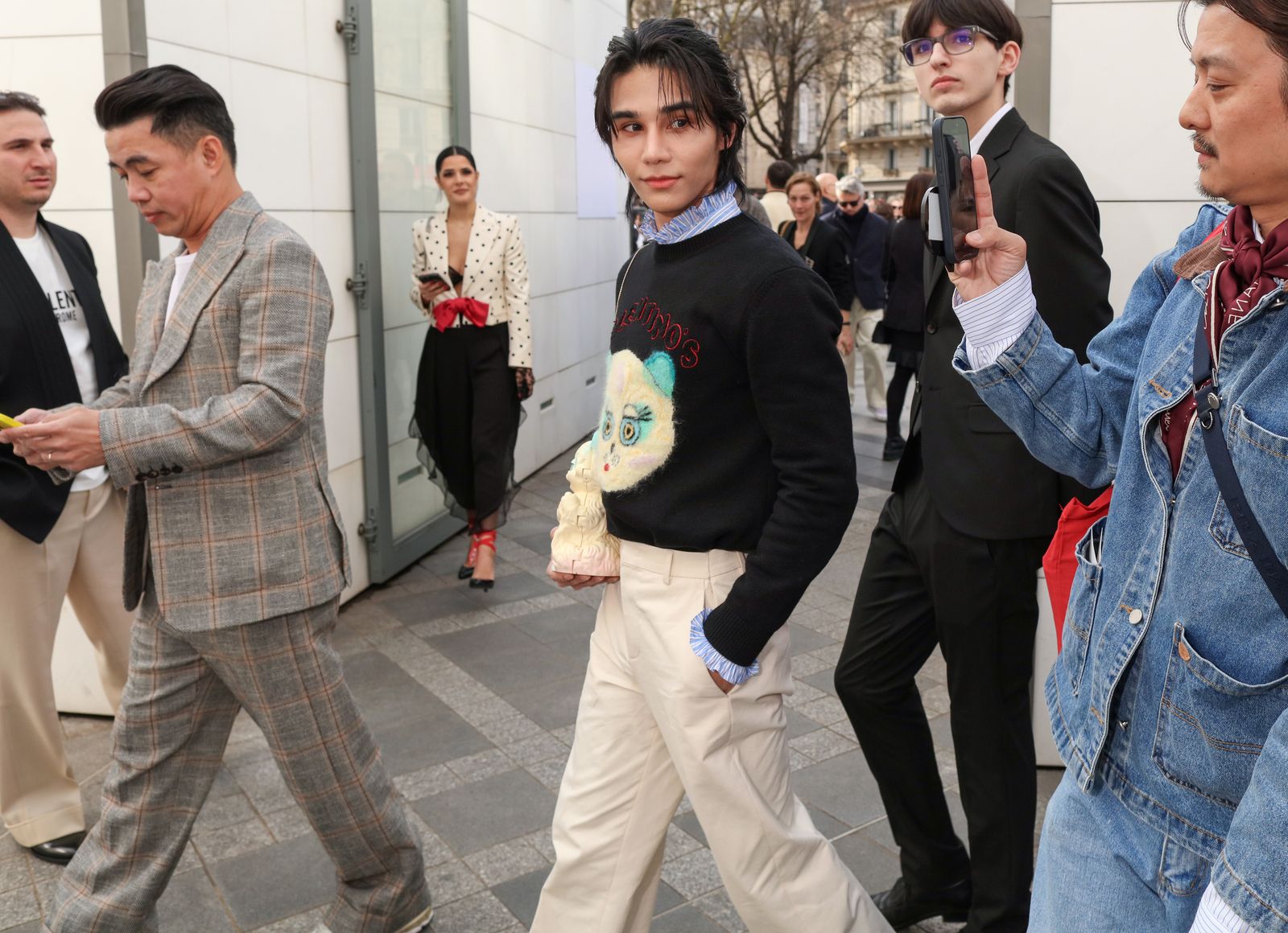 Images may contain Li Yapeng Huang Huahua Kelly Monaco Blazer jacket formally wearing suit and trousers