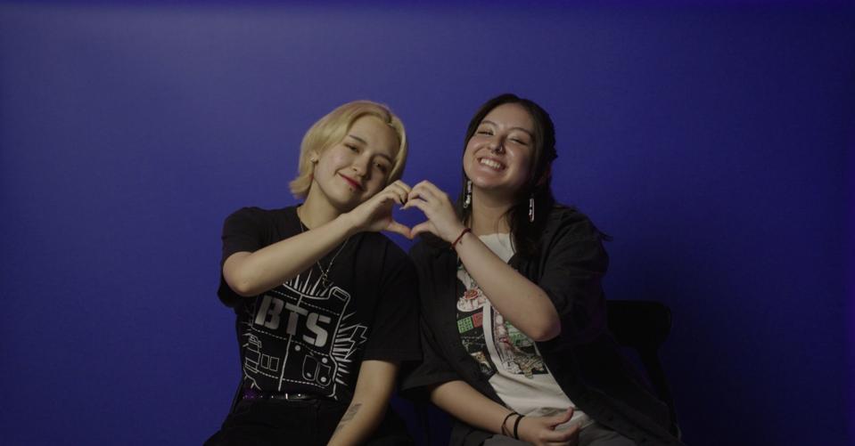 Two BTS fans became the heart sign.