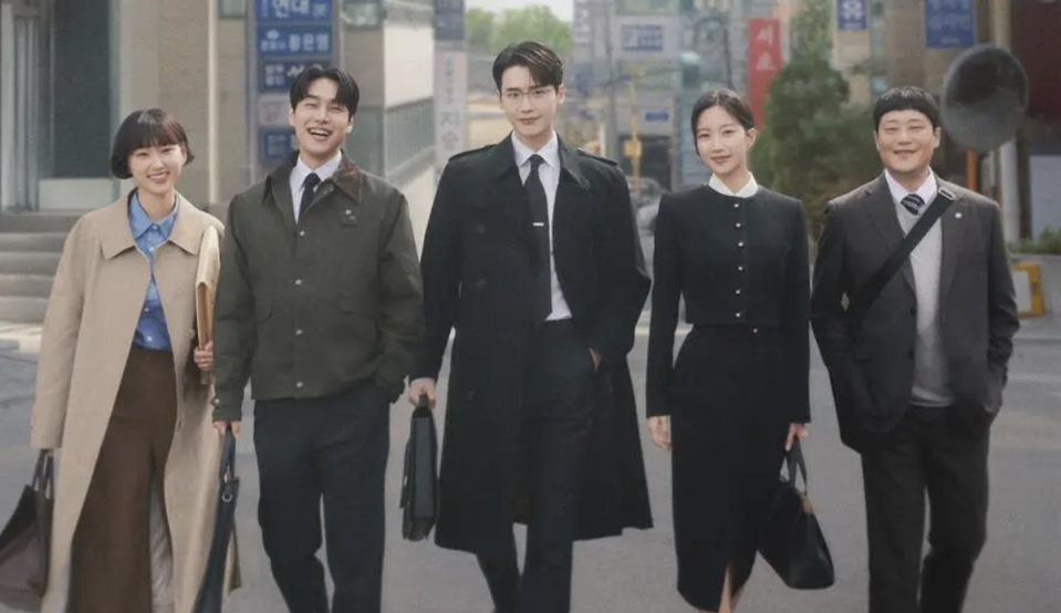 Three male lawyers and two female lawyers were walking on the street.
