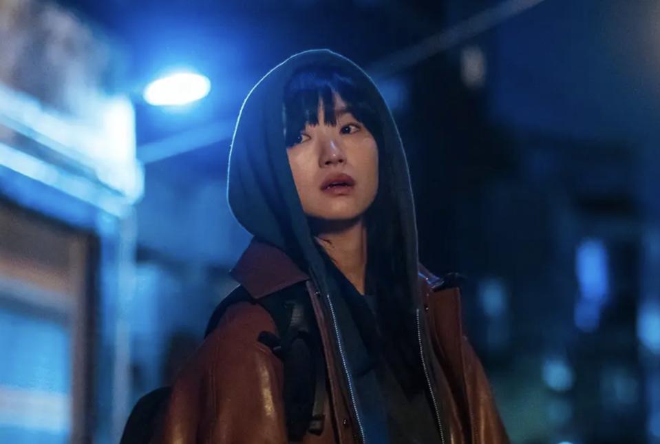 Korean actress won AH in a hoodie and jacket.