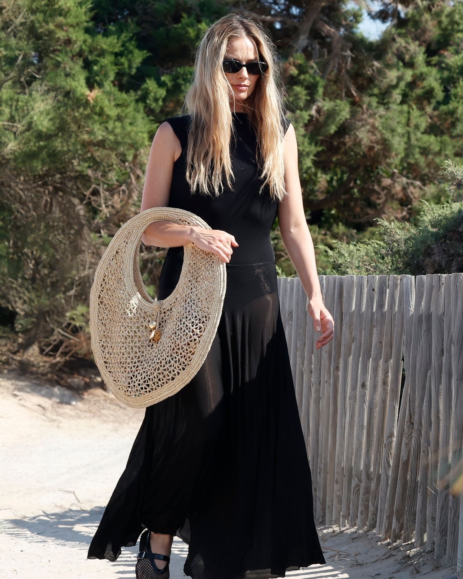 Exclusive Ibiza Spanish Network must call for pricing Margot Robbie to go out for a relaxing lunch and shopping place...