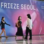 People visit Seoul's 2022 Art Fair in Seoul on September 2, 2022 - The Art World landed in Seoul this week to attend Asia's inaugural Frieze as the vibrant South Korean capital wants to position itself as the region's next art hub. - Editorial use only - Forced mention of the artist when publishing - Description of the events specified in the title - Conducted with AFP story Skorea-Art-frieze, Sunghee Hwang's focus (Jung Yeon-je/Afp's photo) / Restricted in editing - Mandatory mention of the artist, to example publications - Indicative publications - Specific to formicative forpection forpection forpection forpection forpection the Compition the Compitiion - Provisions - In this event - Skorea-Art-Frieze, Sunghee Hwang's focus/ Restricted to editorial use only - Forced mention of the artist publications - Indicative of the events specified in the title - With AFP Story Skorea-Art-Frieze get along, Skorea-Art-Frieze, Sunghee Hwang's focus (Photo by Jung Yeon-Yeon-Yeon-Je/Afp via Getty Image)