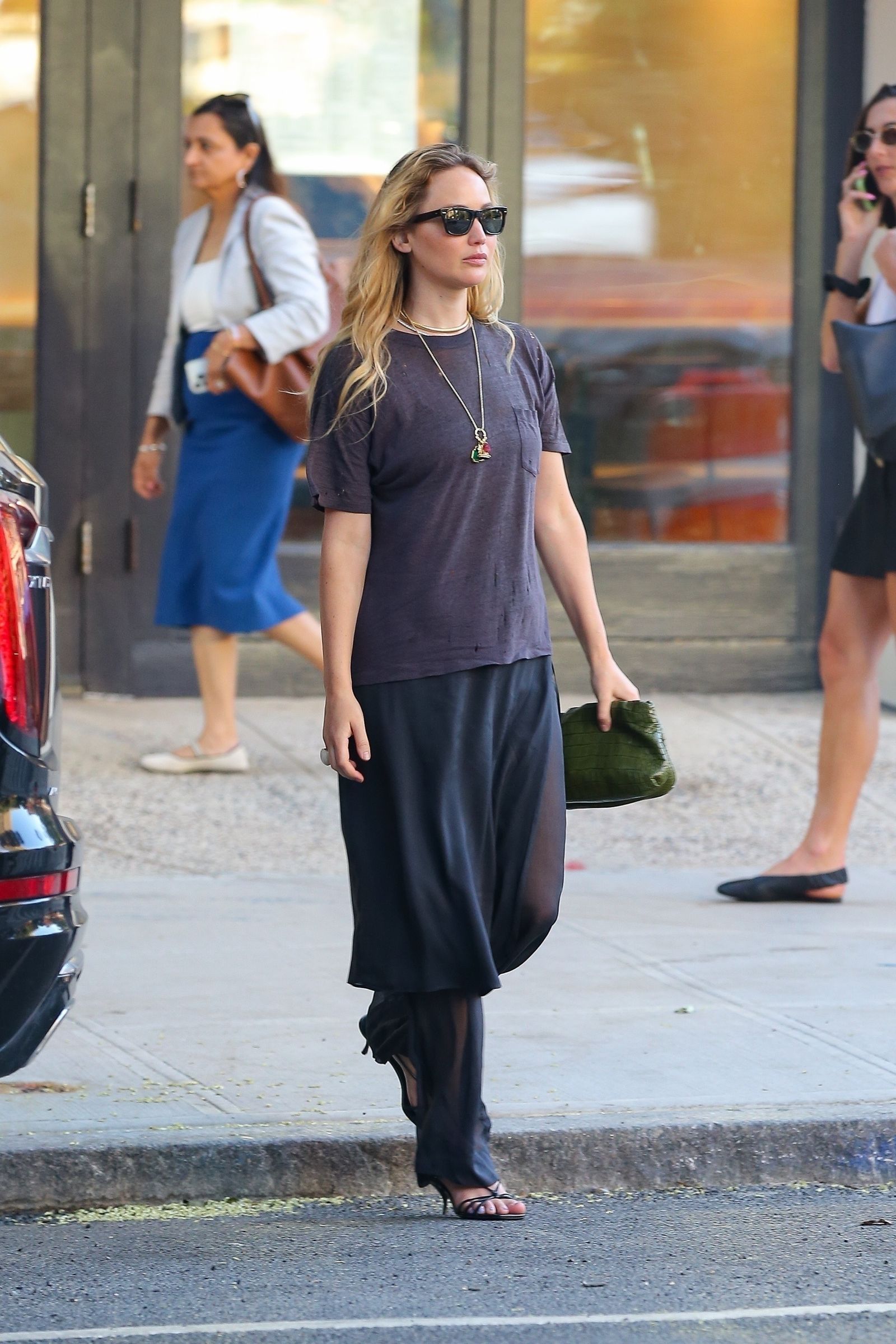 New York Exclusive Jennifer Lawrence turned around in New York City when she went out for dinner in charcoal...