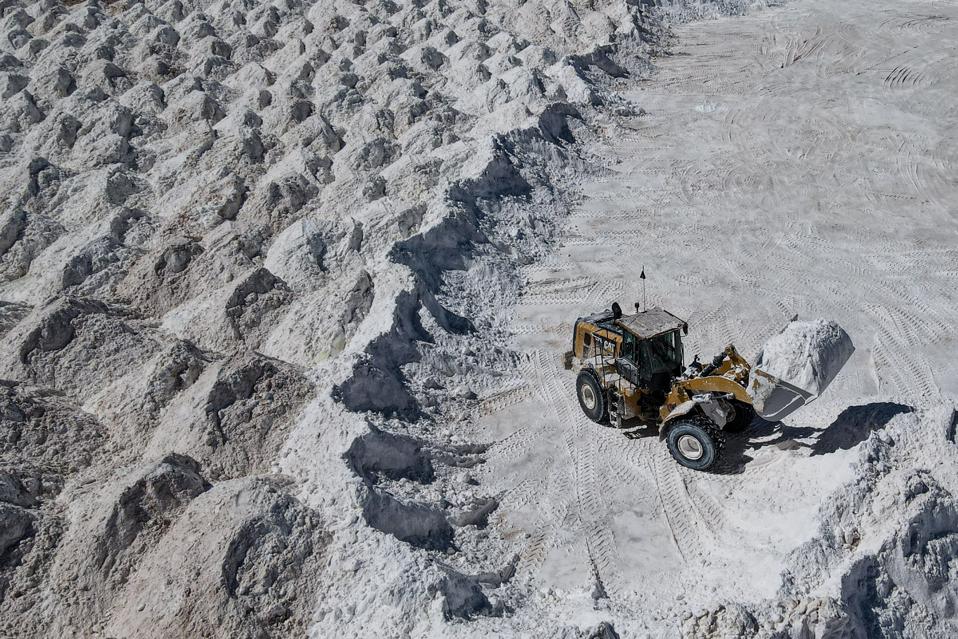 Chile extracts lithium from Atacama Desert