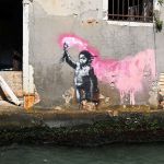 On August 27, 2019, a mural of British street artist British Street Artist Artist was photographed on a building in Venice, holding a child with a pink flare. (Photos of Vincenzo Pinto/AFP) / Limited to editing use - Forced mention of the artist at publication - to illustrate the event specified in the title (photo source should read Vincenzo Pinto/AFP via Getty Images)
