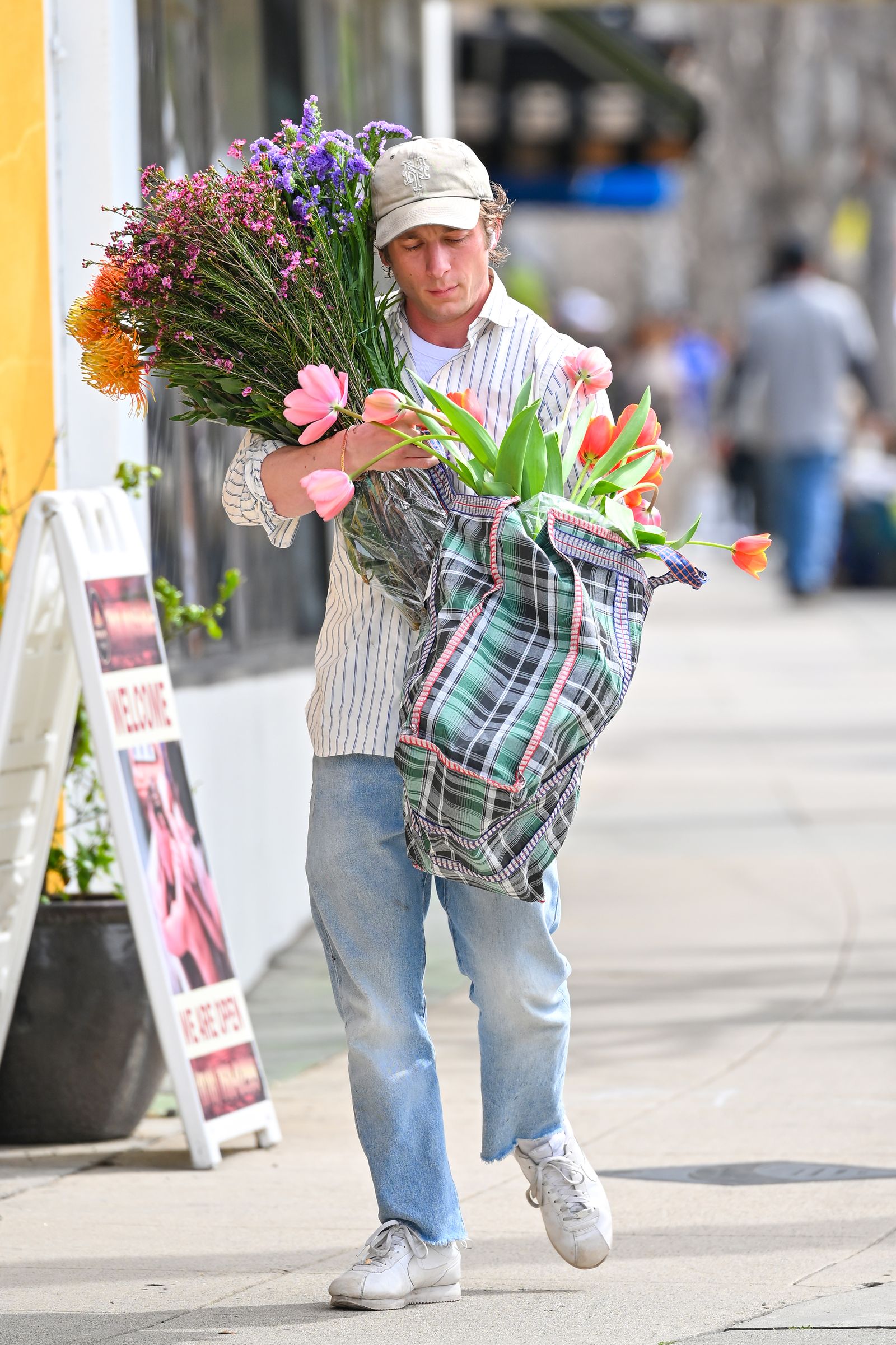 Studio City CA Jeremy Allen White saw on February 25, 2024 at the Farmers Market in Studio City in California.