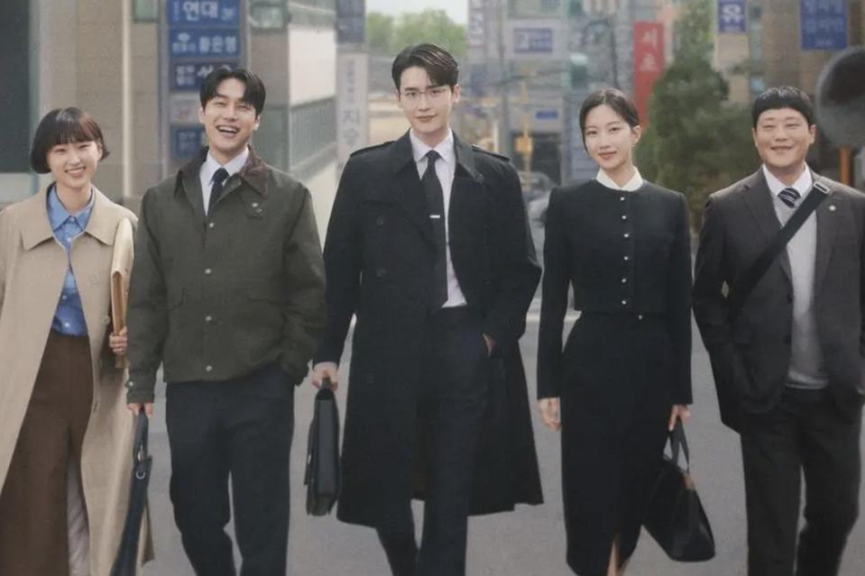 Five lawyers and three dangerous women walked along a street.
