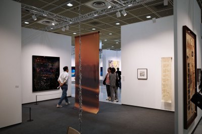 On the wall there are views of the art fair booth with various works, with a pile of light-sensitive paper in the middle.