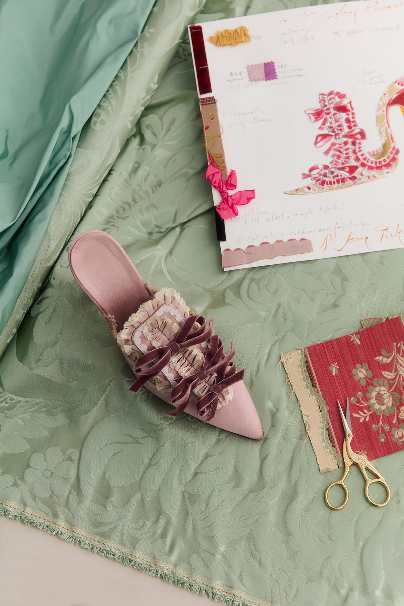 Let them wear a Marie Antoinette capsule in Maros and arrive in time at Vas Luxury Exhibition
