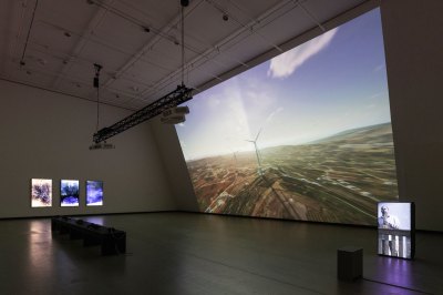 The landscape of the museum exhibition held in the center has smaller screens on both sides. 