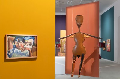 The museum exhibits an installation landscape, showing a boy's painting, sculpture and sculpture of humans resembling violins and other wooden objects found. 