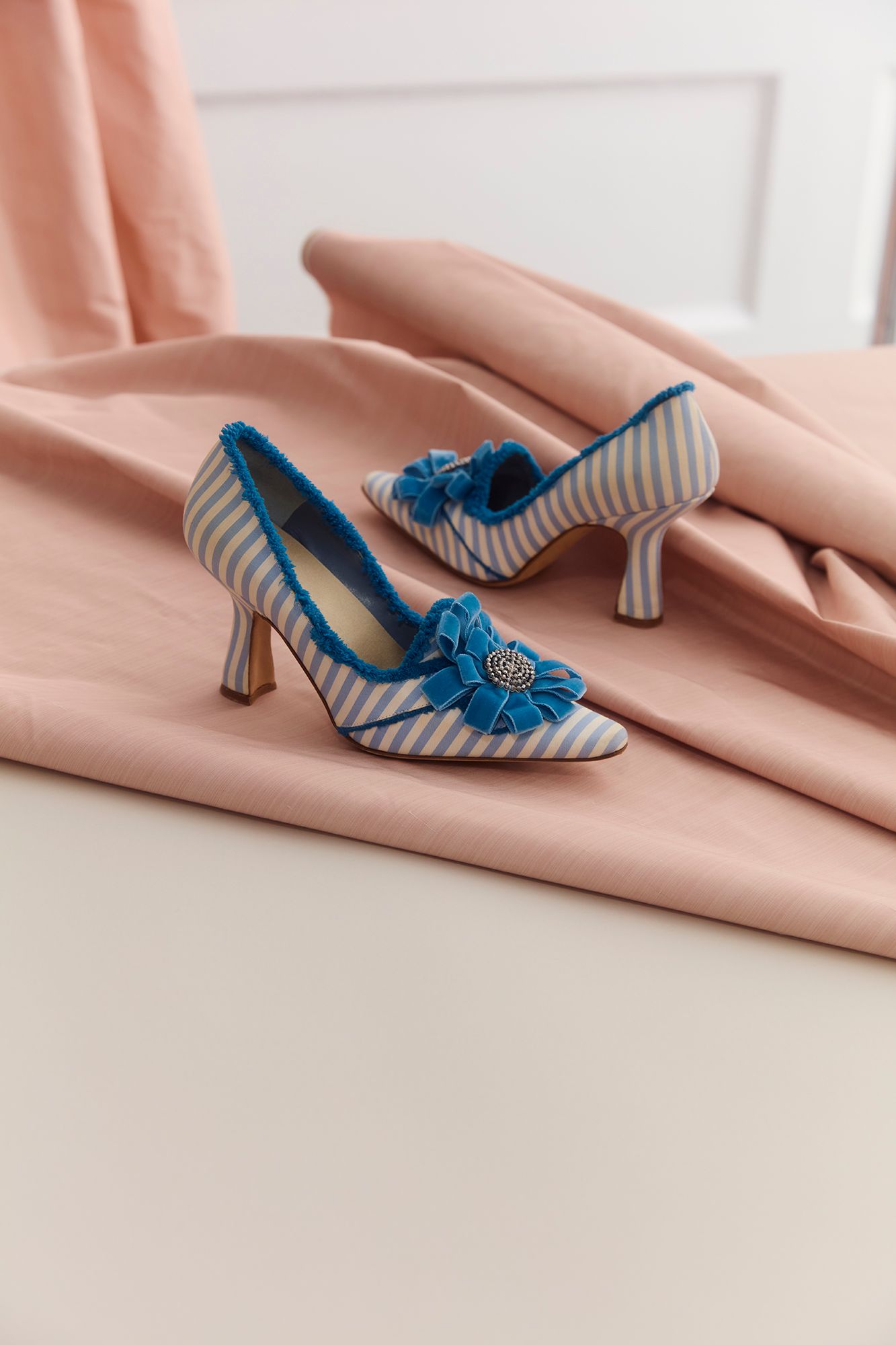 Let them wear a Marie Antoinette capsule in Maros and arrive in time at Vas Luxury Exhibition