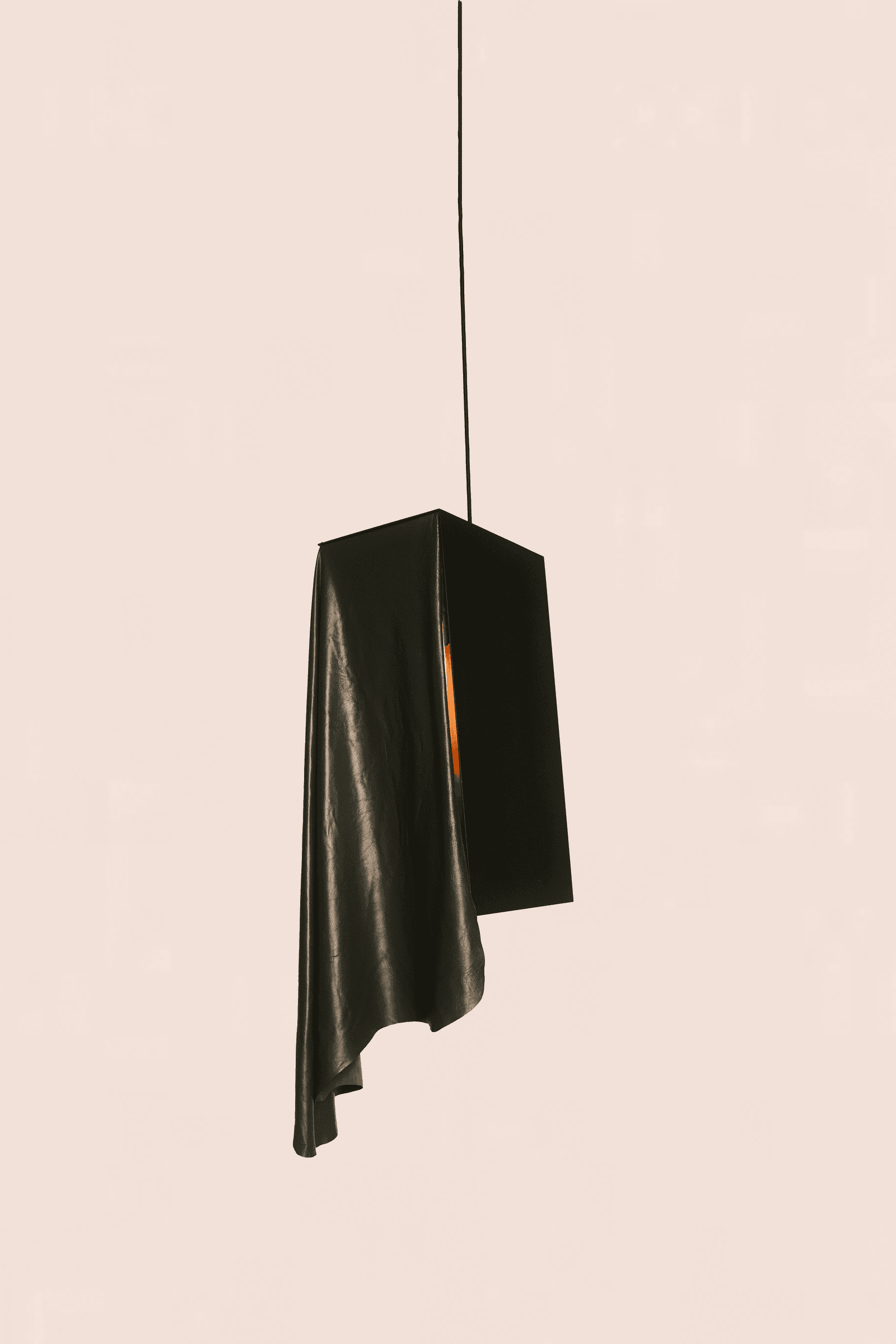 The leather overhang pendant of stærk is Ilis.
