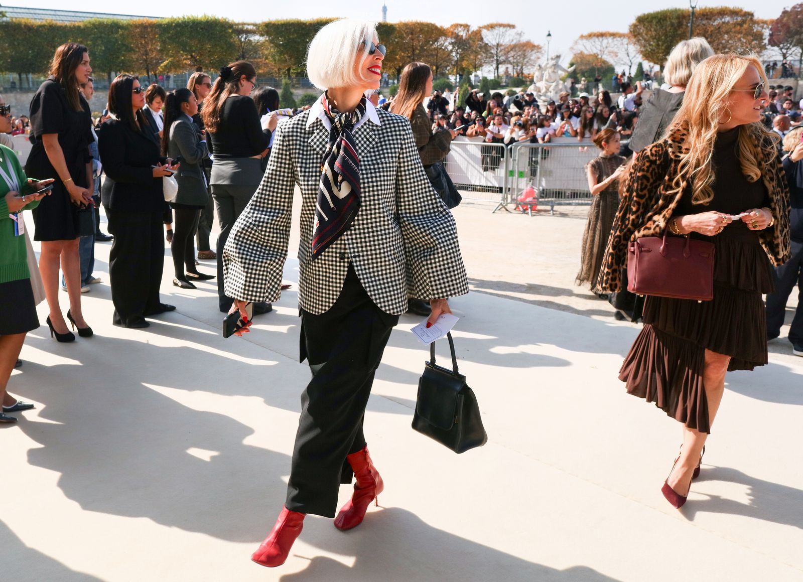 Paris Fashion Week proves that autumn street style is related to texture and printing