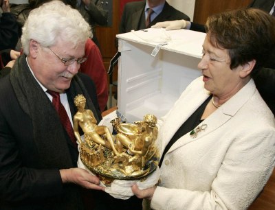 Kunsthistorisches Museum director Wilfried Seipel being handed Benvenuto Cellini's Saliera after its recovery.