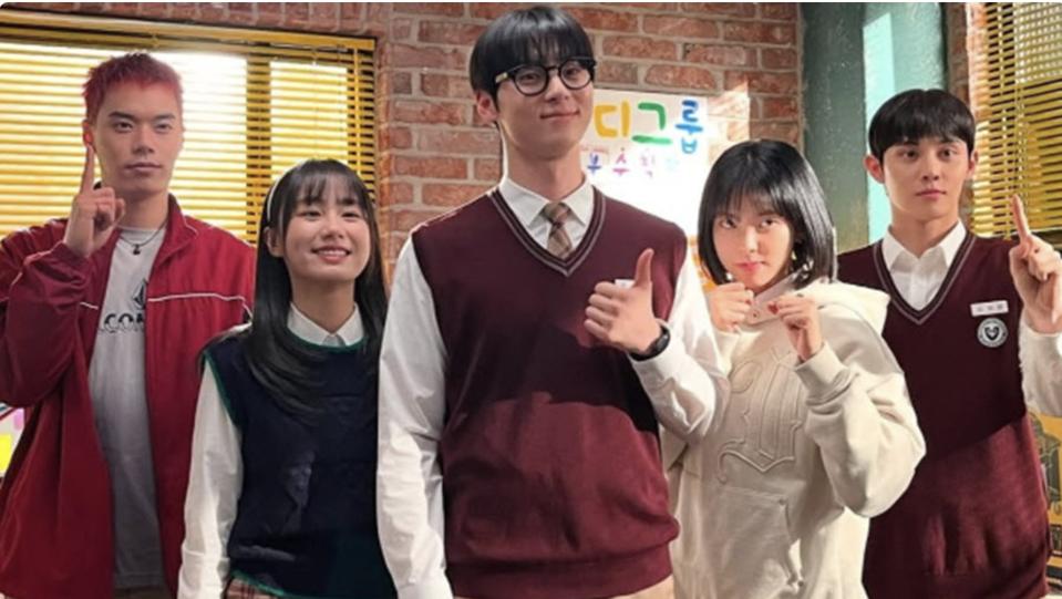 A group of Korean high school students with two girls and three boys.