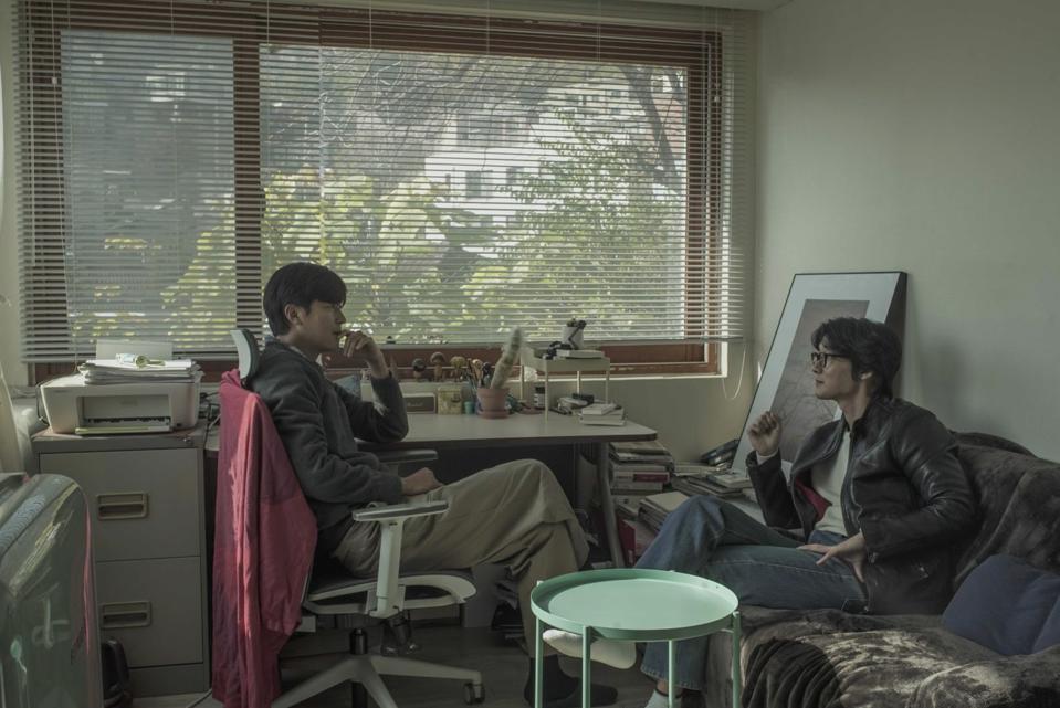 Two men are talking in the office.