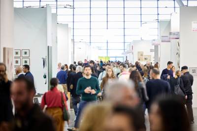 The aisles of the art fair were packed. 