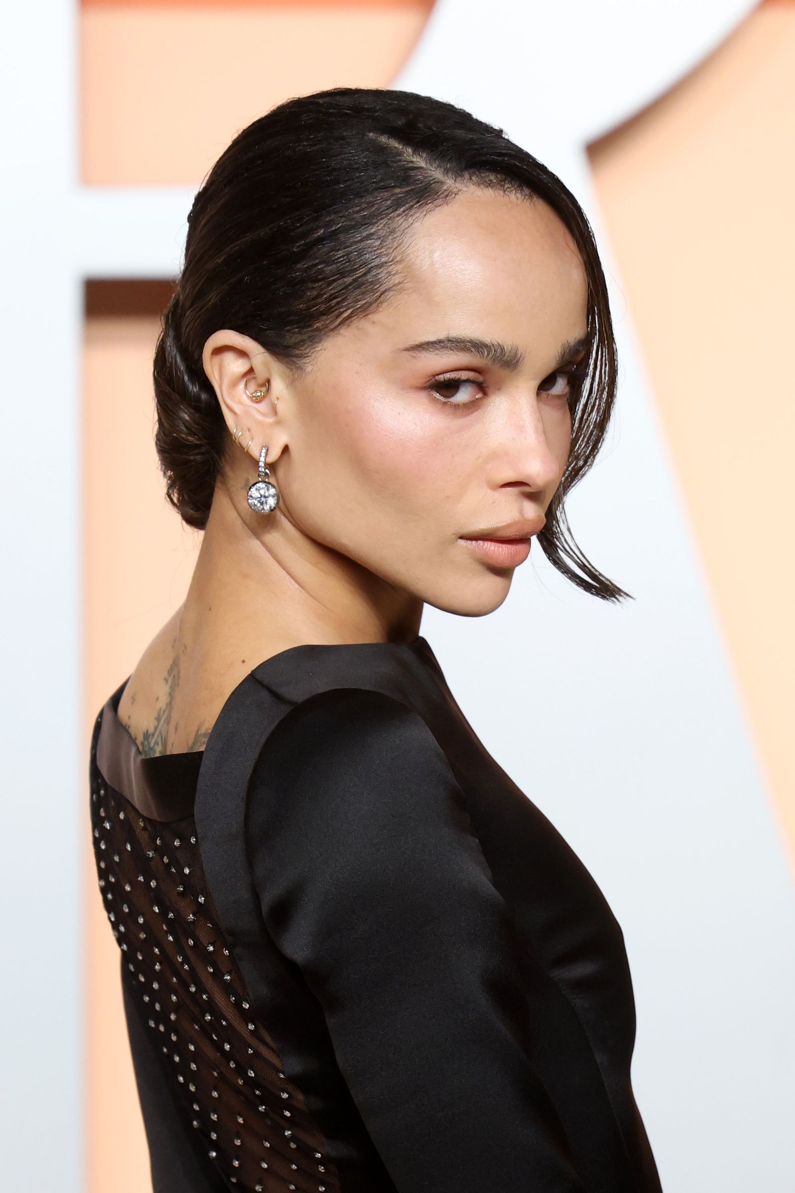 Zoë Kravitz wears Jessica McCormack earrings at the 2025 Vanity Fair Oscars.
