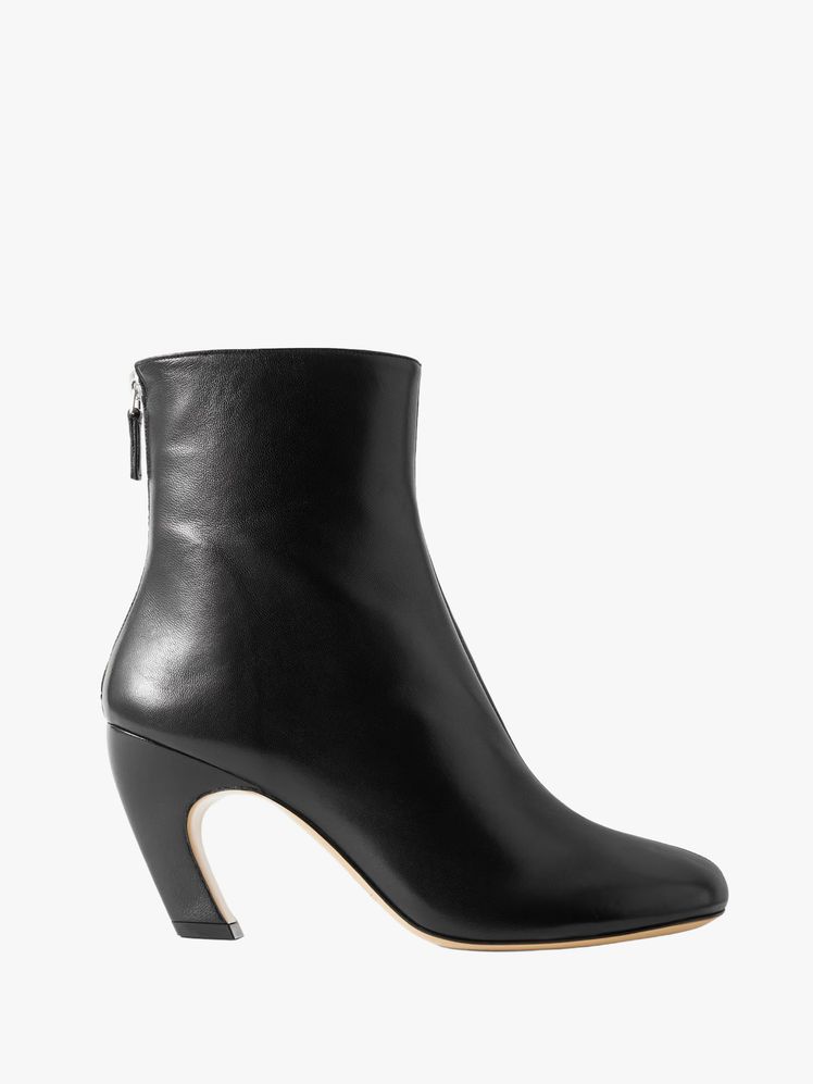 Image may contain: clothes, shoes and high heels