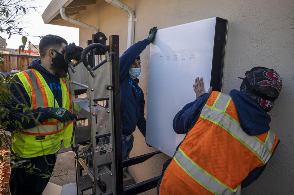 California regulators reconsider solar subsidy cuts amid solar panel installation