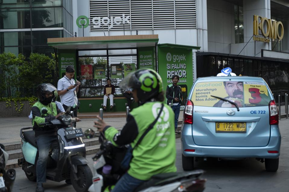 Indonesian delivery drivers protest against compensation 