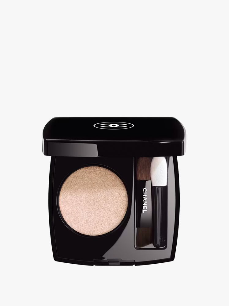 Image may contain: head, person, face, cosmetics, facial makeup, makeup, brushes, equipment and tools