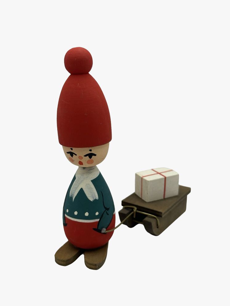 Image may contain: statue and toys