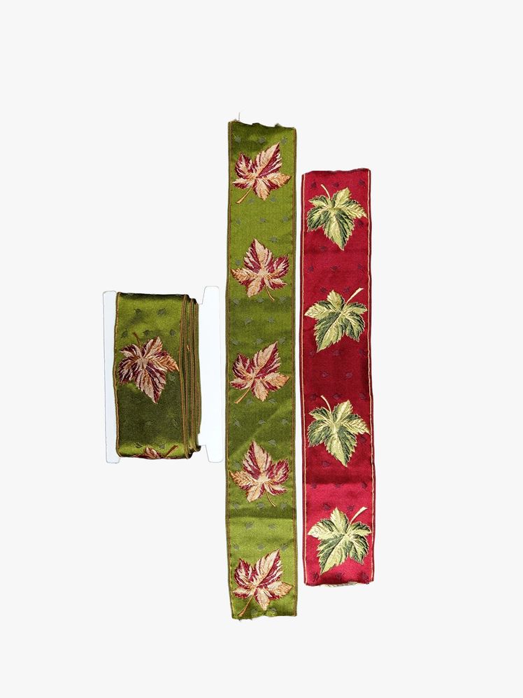 Image may contain: clothes, scarf and shawl