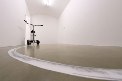 A machine with a white line running across the floor. ©Daniel Vivantry