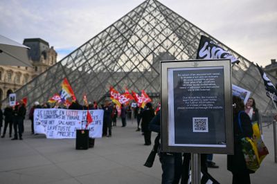 TOPSHOT - Members of France's CGT union protest outside the entrance on December 15, 2025, as the Louvre museum is set to close after museum staff voted to go on strike to protest deteriorating working conditions and declining visitor experience at the world-famous museum in Paris. In a further blow to the Louvre museum in Paris, the museum has been unanimously voted to remain closed on December 15, 2025 due to an indefinite employee strike. An institution reeling from an Oct. 19 burglary and its flaws exposed. (Photo by Blanca Cruz/AFP via Getty Images)