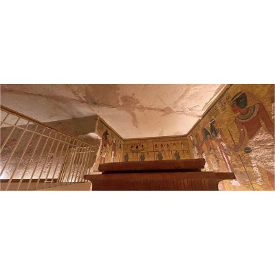 Deformation patterns and intensive rock fractures in the antechamber and burial chamber ceilings of King Tutankhamen's tomb.